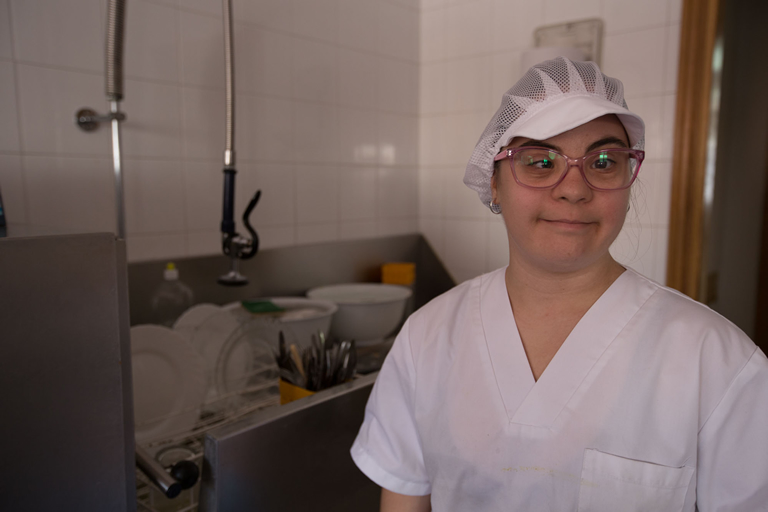 Persona trabajando en cocina