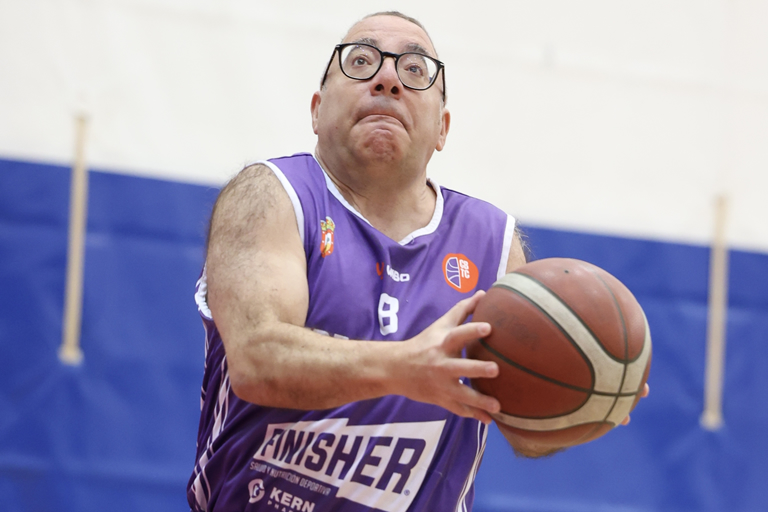 Personas jugando al baloncesto