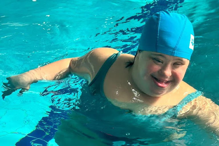 Persona en la piscina