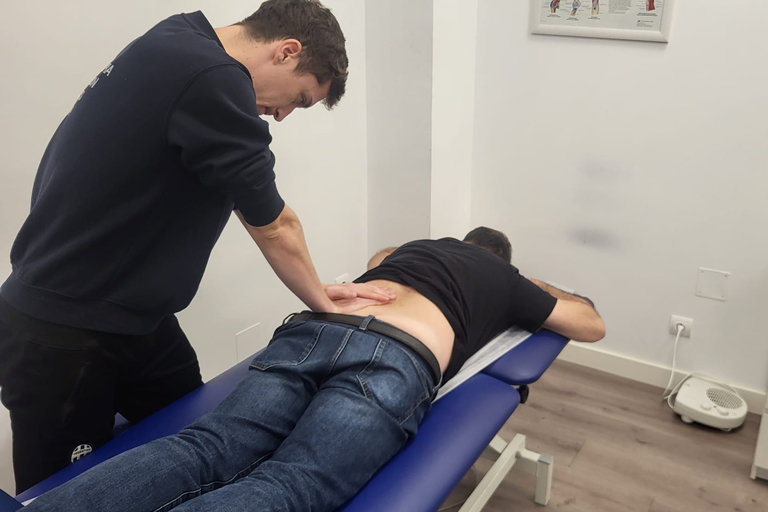 Fisioterapeuta trabajando